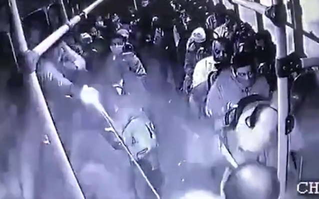 Video: Đấu súng kinh hoàng giữa cảnh sát và cướp trên xe bus Mexico